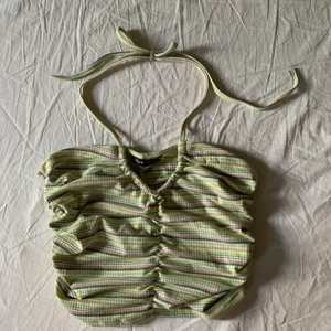 Randig topp med knytning - Randig topp från Shein men knytning fram. Går att knyta på flera olika sätt. Säljer pga fel storlek! Knappt använd