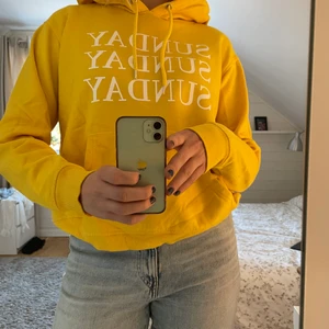 Gul hoodie - Snygg klargul hoodie med tryck! Använd men i bra skick. 