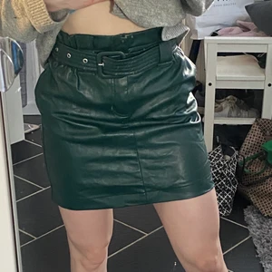 Skinnkjol - Super snygg grön skinn kjol från zara i storlek XS men passar även S💗