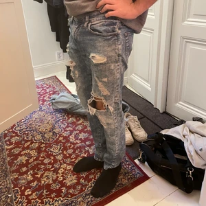 American eagle jeans med hål - Fint skick förutom ett litet hål där bak som knappt syns när de är på.