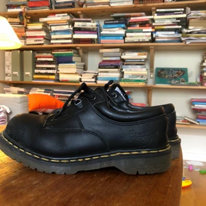 Låga Dr. Martens - Åh, det tar emot i hjärtat att släppa dessa men har så många skor just nu </3. Dessa är sååå sköna och skitsnygga till både klänning eller byxor. Använda en del men fortfarande i så bra skick! 