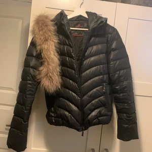 Chelsea dunjacka - Svart dunjacka i väldigt fint skick. Avtagbar luva i äkta päls. Nypris 1800:-