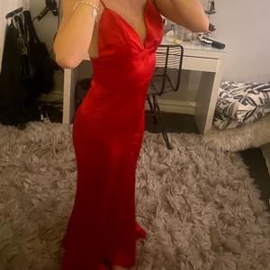 Balklänning - Säljer min super fina balklänning som tyvärr aldrig kom till användning! Skulle säga att den är i storlek xs/s