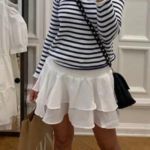 Super fin vit volang kjol. - Skit fin vit volang kjol. Aldrig använt. Helt ny.jättebra skick. Passar skit bra på en. Nu kan man buda för att många är intresserade💗💗