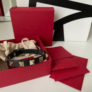 Valentinoarmband  - Säljer mitt Valentinoarmband i jättefint skick som jag köpte på NK i somras för 2000kr. Kvitto och äkthetsbevis finns☺️