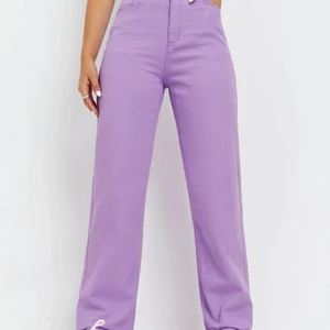 Lila Jeans  - Lila jeans i storlek XS. Använda en gång men säljer dom eftersom de inte passade. Har klippt av dom längst ner så att dom passade mig i längden som är 160😊