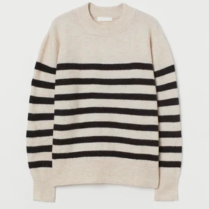 Jättesnygg randig stickad tröja!💓💓 - Jättesnygg randig stickad tröja ifrån hm!!💓💓 säljer tröjan då jag själv har en liknande!💓💓 nypris: 200kr