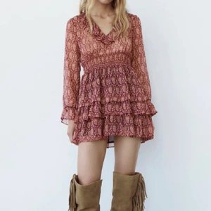 Klänning  - Säljer min jätte fina klänning från zara, endast använd en gång. Säljer då den inte kommer till användning och är lite för kort enligt mig❣️❣️(köparen står för frakten)