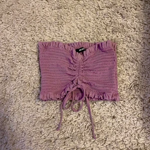 Topp bikbok - Säljer denna jättesöta topp från bikbok med justerbar rosett som gör att toppen kan bli kortare och längre beroende på vad man gillar. Betalning via swish. Möts gärna upp i västerås eller sthlm men kan fraktar i vissa undantag.💕☺️