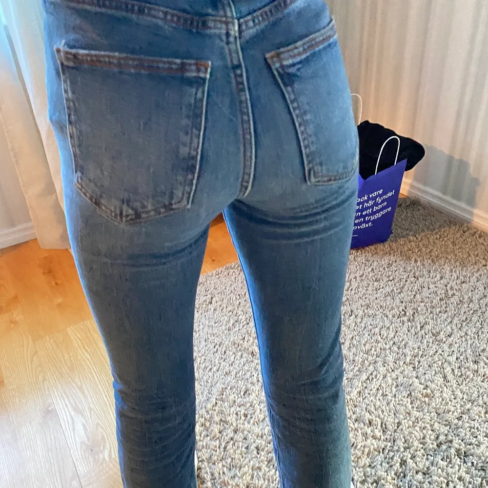 Straight blåa jeans från Gina! Jättefina men är tyvärr för små❤️är 166cm lång.. Jeans & Byxor.