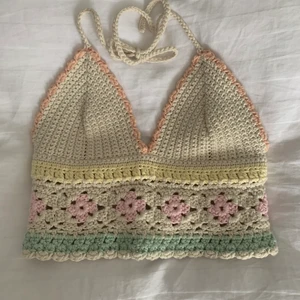 Virkad topp - Supersöt egenvirkad topp i pastellfärger perfekt sen till sommaren 💛  Den är justerbar i både nacken och ryggen, så skulle säga att den passar XS-M, A-C kupa, beroende på hur man vill att den ska sitta ☺️ Vid intresse eller frågor är det bara att skriva!  Spårbar frakt tillkommer på 66 kr 🌼