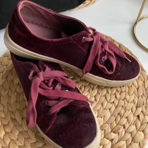 ZARA SKOR - Supercoola, slutsålda vinröda sneakers i sammet från Zara. Fräscha & i bra skick förutom på kanterna där de är nötta på båda skorna. Inget man tänker på när man har på sig de dock💕💕