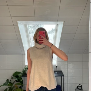 Turtleneck zara - Jättefin turtleneck tröja med avklippta ärmar från zara. Beige fräsch färg, jätteskönt material. Aldrig använd, därav prislapp kvar. Storlek M