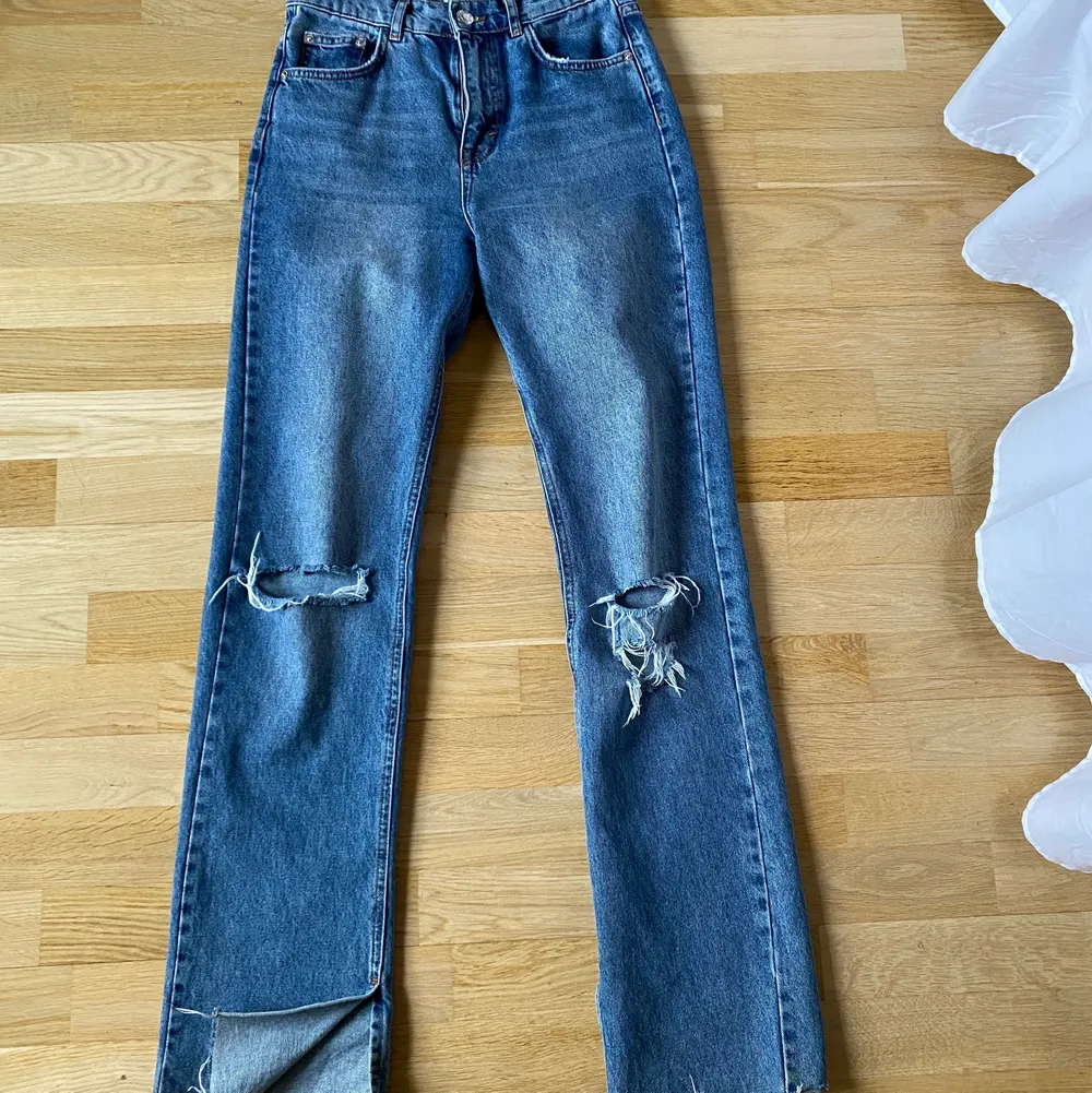 Blåa jeans med hål och slits! Super fina men kommer ej till använd då jag har andra liknanden! 399 kr nypris, säljer för 200. Hör av er vid intresse💕. Jeans & Byxor.
