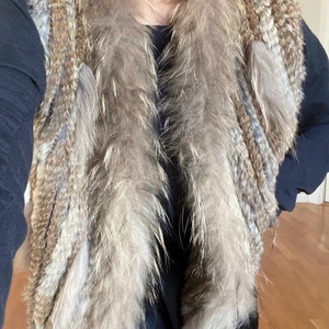 Päls - Säljer denna äkta kaninpäls västen. Använd endast 2-3 gånger så den känns i princip som ny. Kan mötas upp i centrala Göteborg, Stenungsund eller Kungälv. Köpare står annars för frakt.☺️❤️