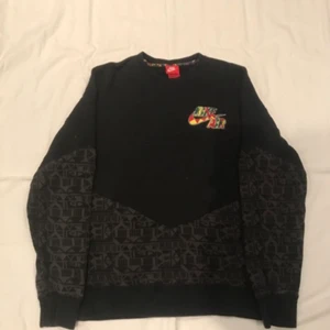 Nike air sweatshirt  - Svart Nike air sweatshirt med mönster och färgglad logga. Storlek small. Mjuk i bomull