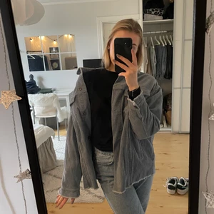 Manchester jacka - En ljusblå superfin manchester jacka ifrån zara💕Knappt använd och perfekt till våren!