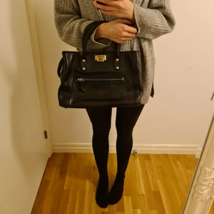 Svart vintage-väska  - Svart skinnväska köpt i vintage-butik I London. Finns vissa tecken på användning, se bild, men den är i väldigt fint skick. 