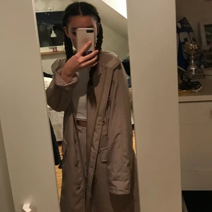 Detaljerad vårkappa - Fin vårjacka från kapphal i storlek M/38. Jag är 163 cm lång. Säljer för 50 kr + 60 kr frakt alternativt mötas upp i Norrköping eller Linköping. Den är i nyskick💓