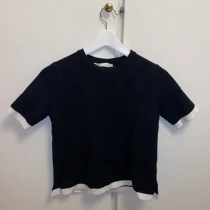 T-shirt i tjockare material - T-shirt i tjockare material från zara, storlek s. Svart med vita kanter längst ner och längst ut på armarna