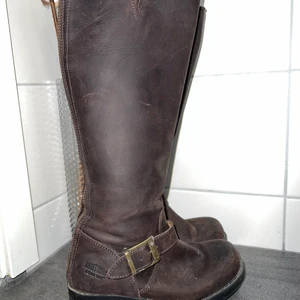 Johnny bulls - Storlek 35. Sparsamt använda, har lite slitningar i lädret där av priset. Köpta för 2200kr 