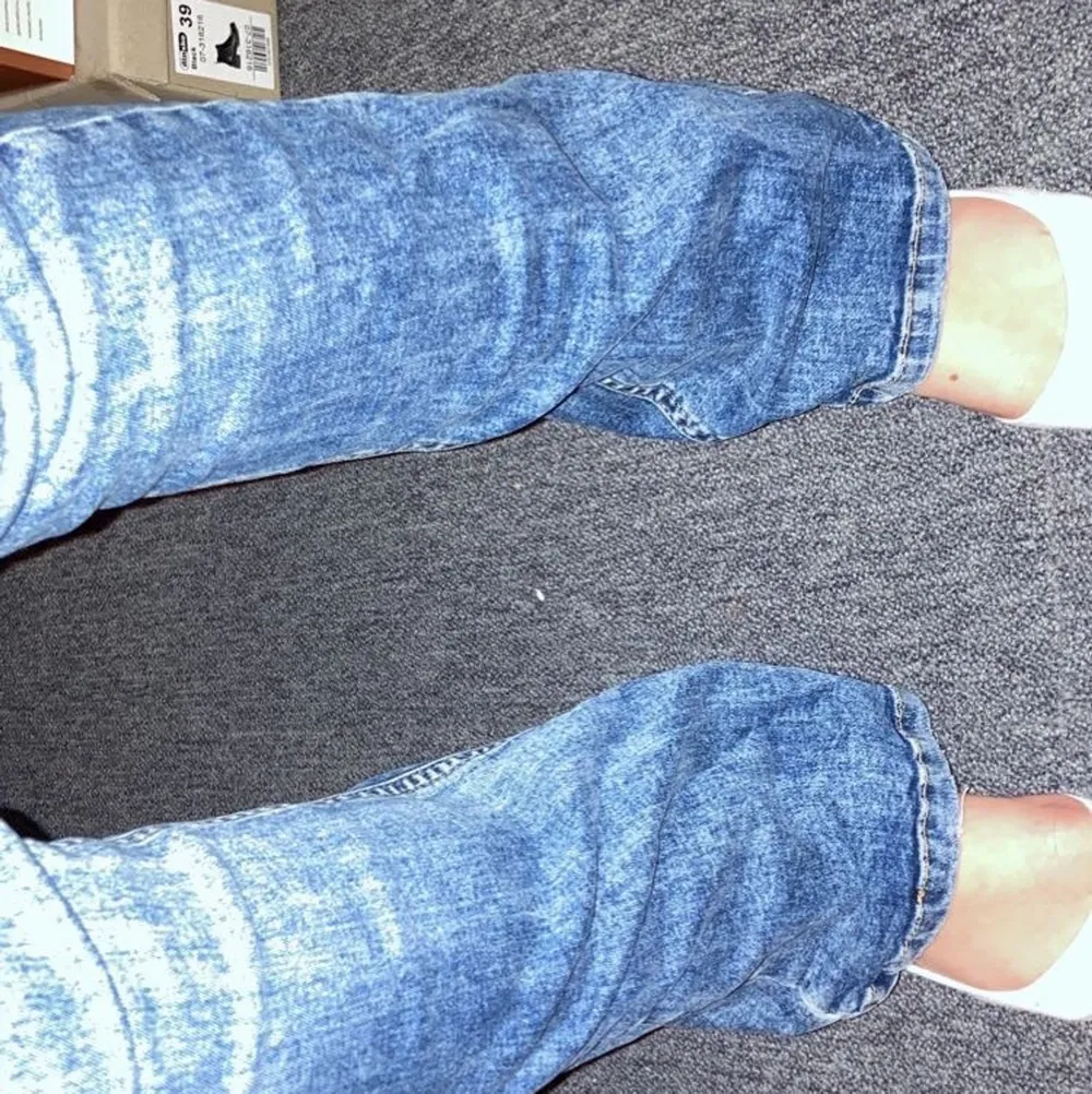 Säljer mina typ lågmidjade blå jeans som är vida vid smalbenen som jag köpte på Gina tricot. Säljer pga att dom blev för små för mig men passade i längden så skulle tro att de passar perfekt för dig som är 1.50-1.55😊pris går att diskuteras. Jeans & Byxor.
