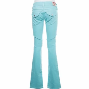 Low waist jeans - Lågmidjade jeans från true religion. Såååå fina :( men Säljes på grund av att de är för små :( Köptes på sellpy så de är inte helt nya men jag har endast provat dem. Jag är 173 och har vanligtvis strl s/36 och dessa var både korta och lite för tajta på mig. Jeansen är i strl 26. Hör av dig vid intresse!💓