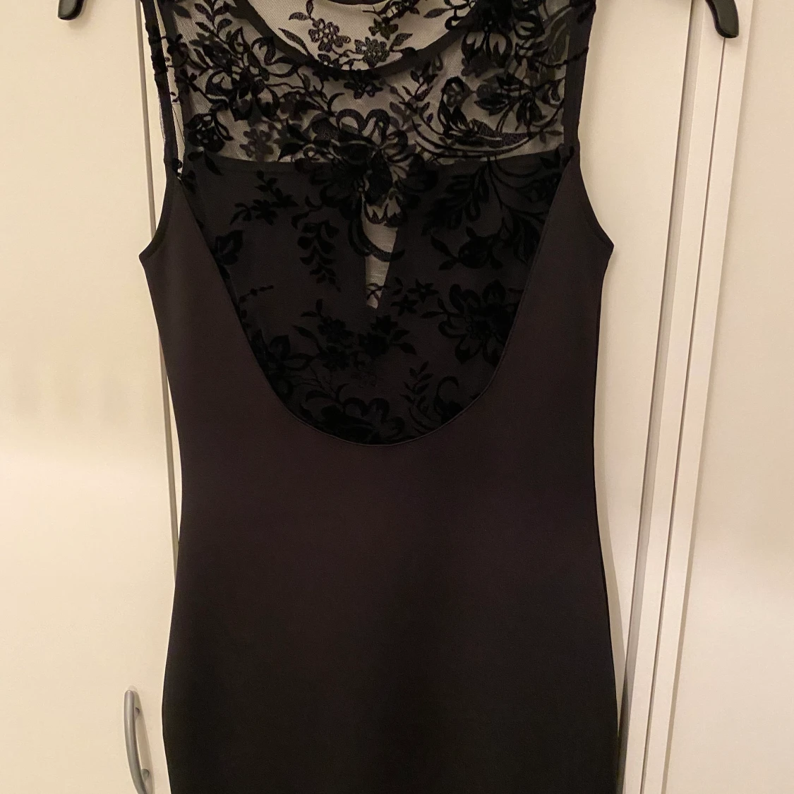 Svart spetsig klänning - 90