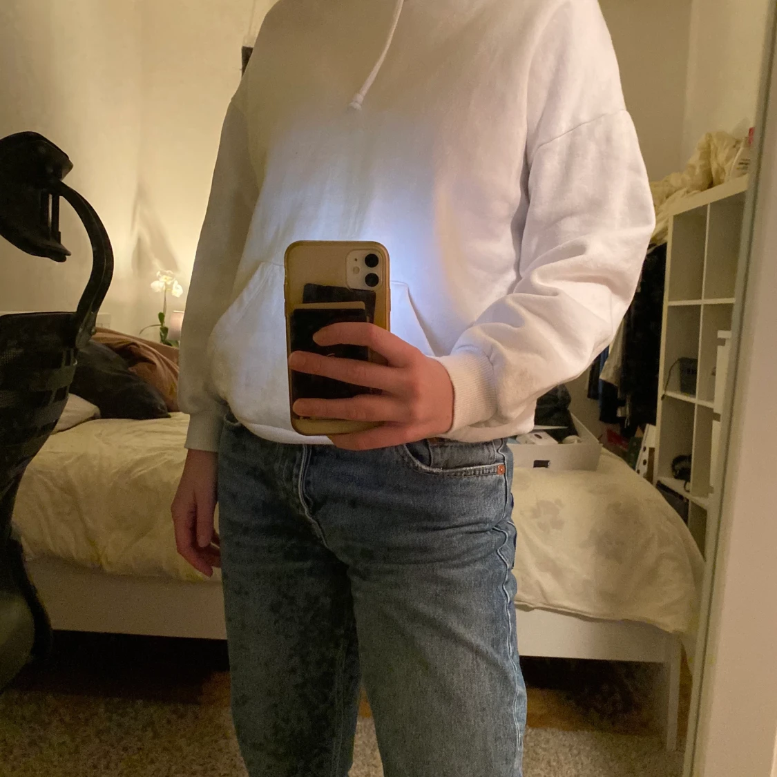 Vit hoodie med tryck på ryggen - 90