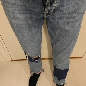 Blåa jeans - Snygga blåa, slitna och lappade jeans. Från cubus i storlek s, de heter girlfriend gigi och har relaxed fit.