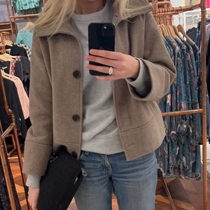 Kappa Kappahl  - Slutsåld kort kappa från Kappahl, andra bilden är lånad!❤️ finns kvar tills den är markerad såld!!!! BUD PÅ 900!!