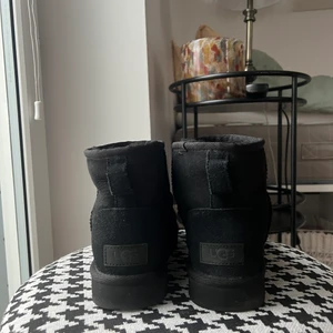 SVARTA UGGS  - Svarta uggs i stolek 38, knappt använda 