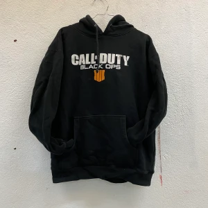 Call of duty 2010 gaming hoodie - Superskön och tjock hoodie i hög kvalite bomull. Fint urtvättad. Storlek herr M men pssar även oversized på mig som är 163, xs. Hämtas vid Trekanten, Liljeholmen eller skickas 