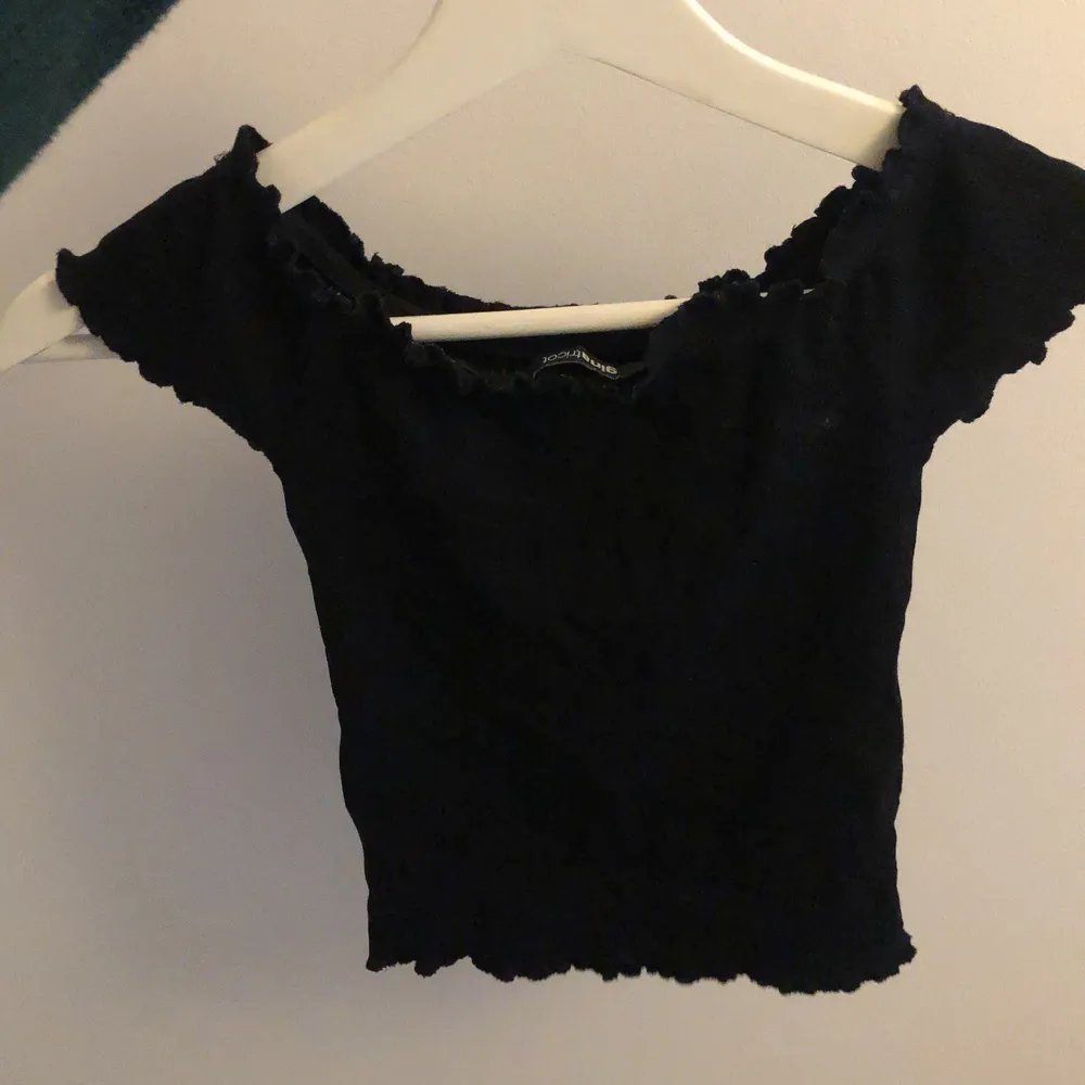 En enkel svart tröja från Gina tricot. Använde för länge densamma när jag var mindre och är nu för litet. . Toppar.
