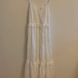 Klänning  - Slutsåld klänning från H&M. Använd en gång. 