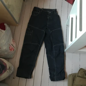 stora snickarbyxor  - snygga mörkblåa snickarbyxor med röda/vita sömmar! sitter baggy och även om det inte riktigt synd i bilden så är dem vida i benen. har detaljer som knappar och fickor! ÄLSKAR MEN använder inte dem tillräckligt ofta för att ha kvar dem.