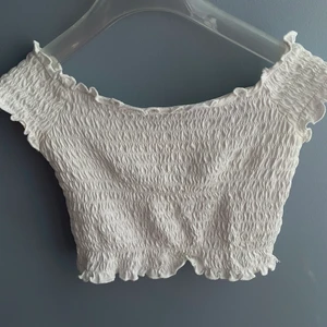 Cropped topp - Magtröja i härligt mönster. Helt nyskick, (endast lite skrynklig på bild). Perfekt till sommaren. Väldigt stretchig. Fraktar 🐚