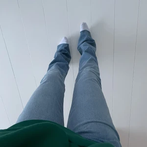 ASOS design ”TALL JEANS” - Tall jeans från ASOS, aldrig använda (förutom till bilder). St W38 L32 - tall. Jag är 178 vilket betyder att jeansen är långa i benen samt stretch-material. Funkar bra att klippa av längden på benen vilket jag gjort på likadana byxor men i annnan storlek. 