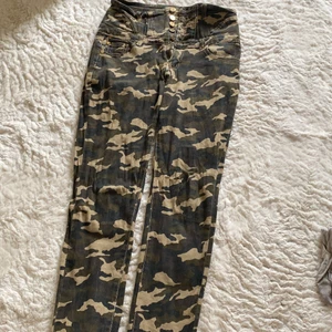 Snygga jeans - Ett par militär färgade jeans med snygga guld detaljer☺️i storlek 42