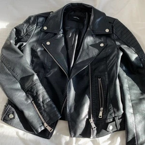 Vero Moda læderjakke - Str M. Np er 370kr