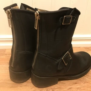 Johnny Bulls - Svarta medelhöga Johnny bulls i storlek 37 för 600:-  (nypris ca 1300kr)