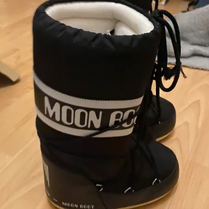 Moon boots ⚡️⚡️⚡️ - Jag säljer dessa svarta Moon bootsen som var slutsålda väldigt länge då ja inte har användning för de längre✨ endast använda 2-3 ggr och köpta från Zalando! De är i strl 35-38⚡️ Kontakta för fler bilder eller frågor och köparen står för frakten🪐