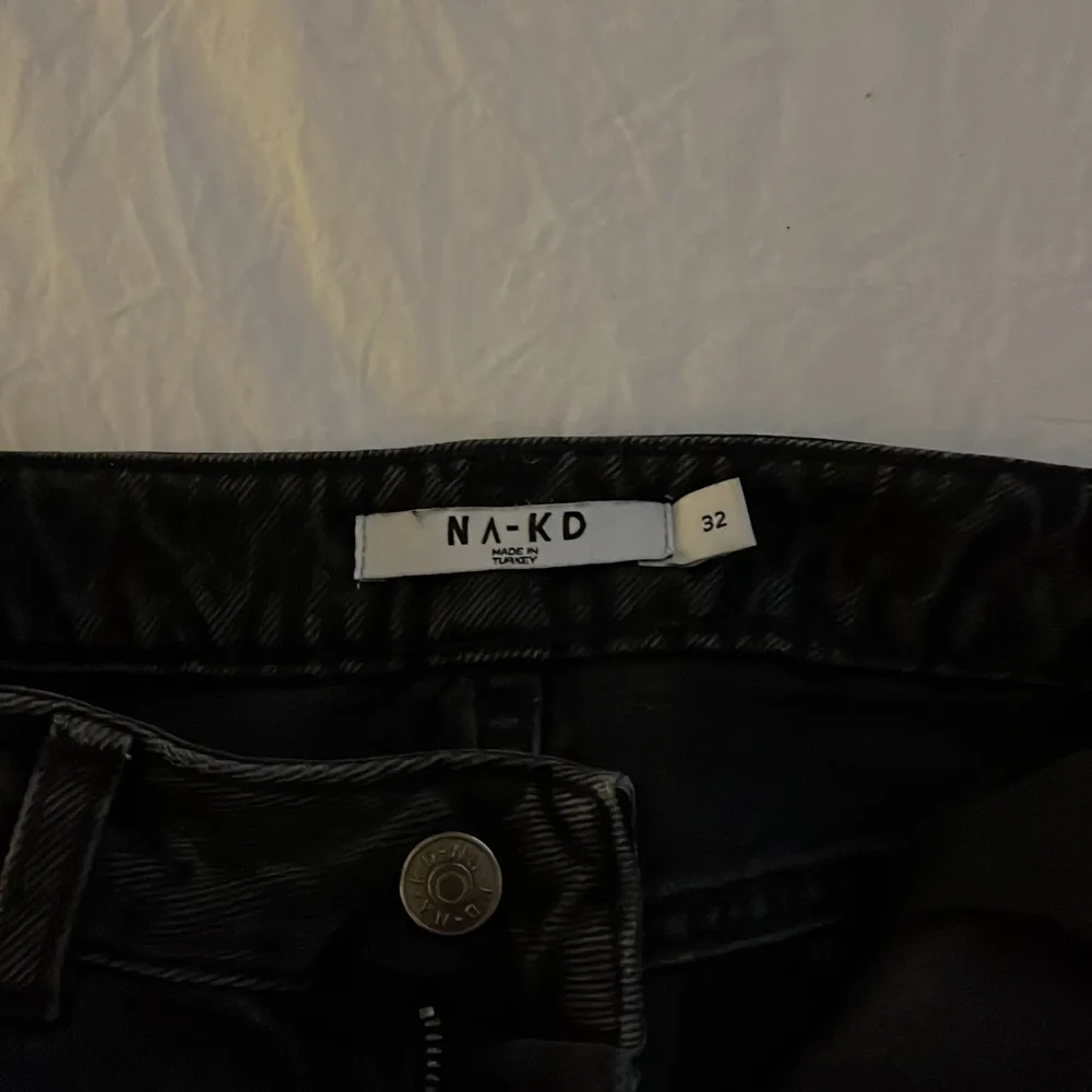 Säljer dom här svarta jeansen med hål på knäna eftersom de inte kommer till så mycket användning längre. Bra skick, från NAKD och strl 32💕. Jeans & Byxor.