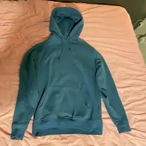 Fin blå hoodie från carlings i bra skick 