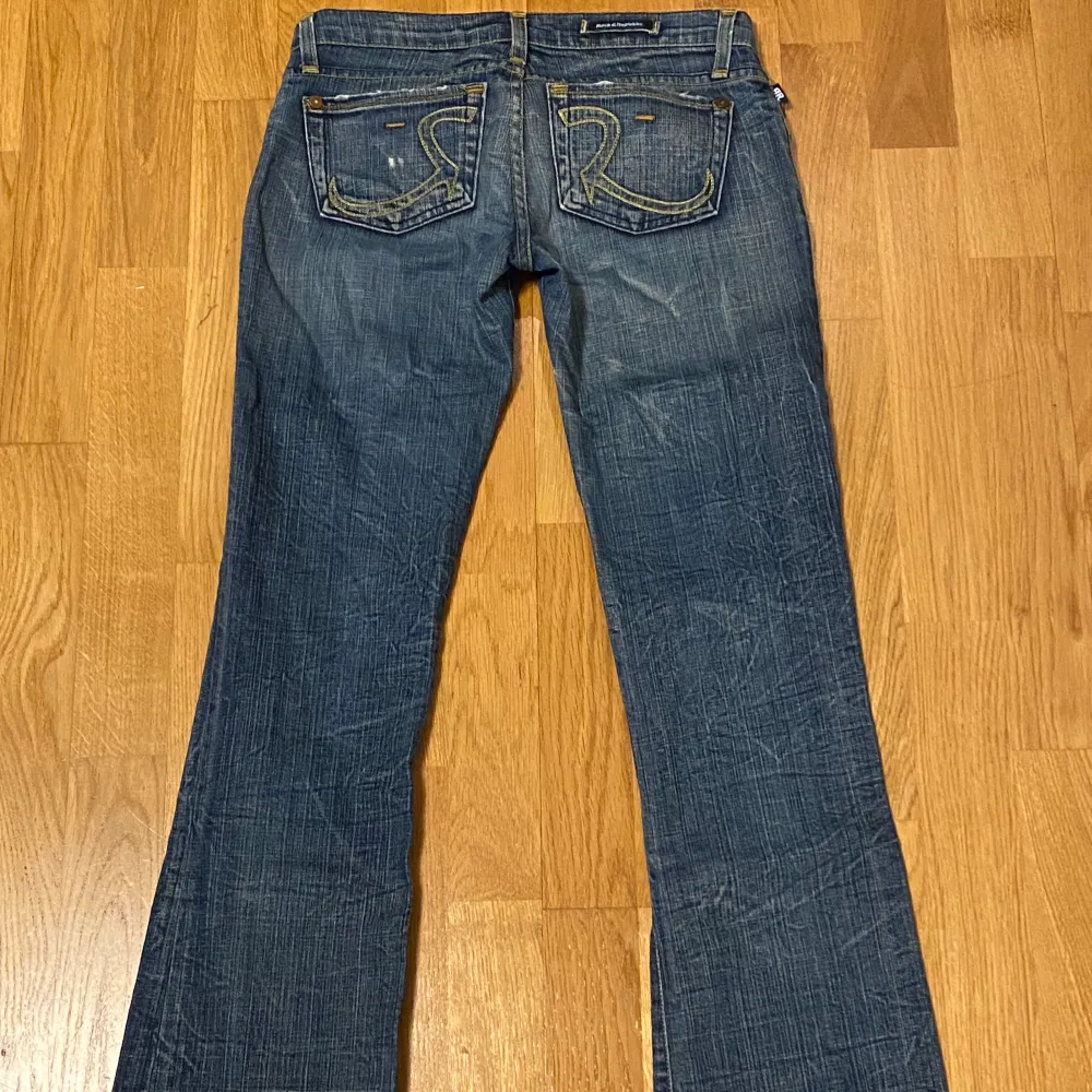 Lågmidjade jeans från rock and republic.    Pris kan diskuteras! ❤️               innersöm: 83,5cm midja: 39cm yttersöm: 102cm. Jeans & Byxor.