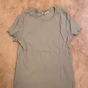 Ljusblå t-shirt från kappahl barnstorlek men uppskattas som xs