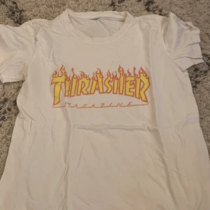 Trasher tröja  - Vit trashertröja som passar en XS-S! För mer bilder eller info, skriv!!