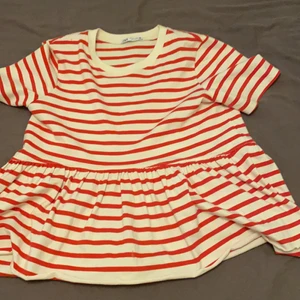 Zara t-shirt  - En super fin tröja från zara men använder den inte längre ❤️❤️