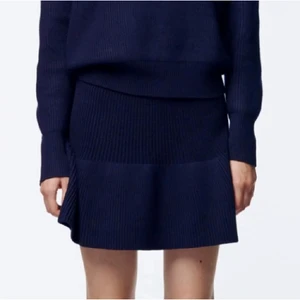 Stickad kjol från zara - Jättefin populär och slutsåld stickad kjol från zara. Helt ny med lappen kvar. Storlek S men passar även XS.