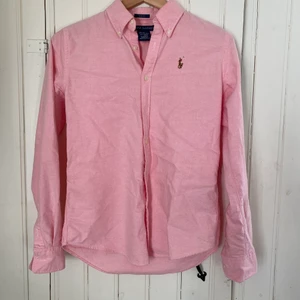 Ralph Lauren skjorta  - Fin skjorta i bra material, slim fit och man får en fin figur. Säljes endast pga av färgen. Strl S